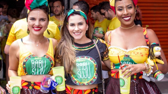 Com copos reutilizáveis e glitter ecológico, blocos de carnaval de SP fazem folia sustentável